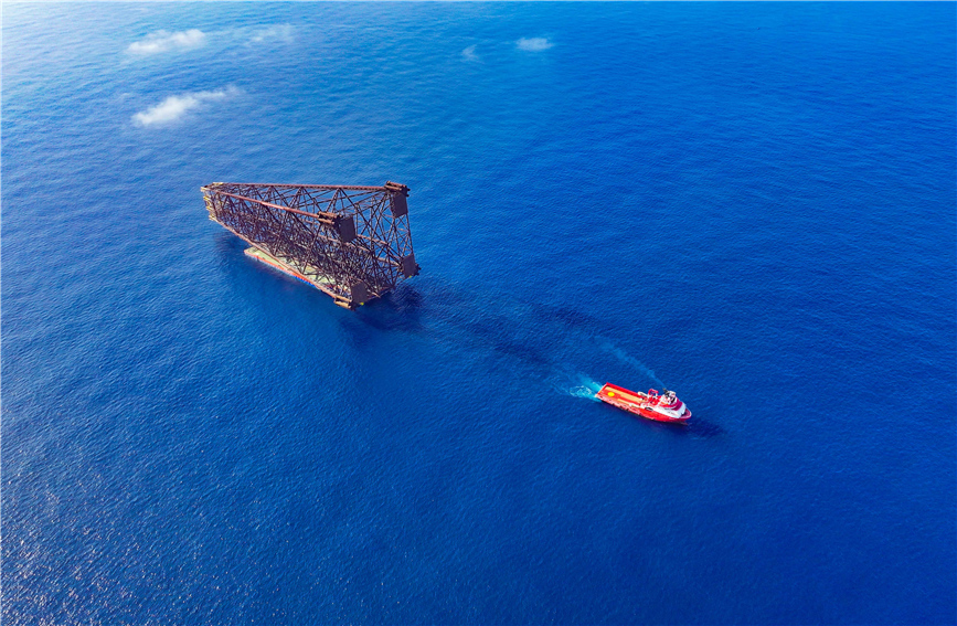 亞洲第一深水導(dǎo)管架“海基二號”海上安裝就位。海油工程供圖