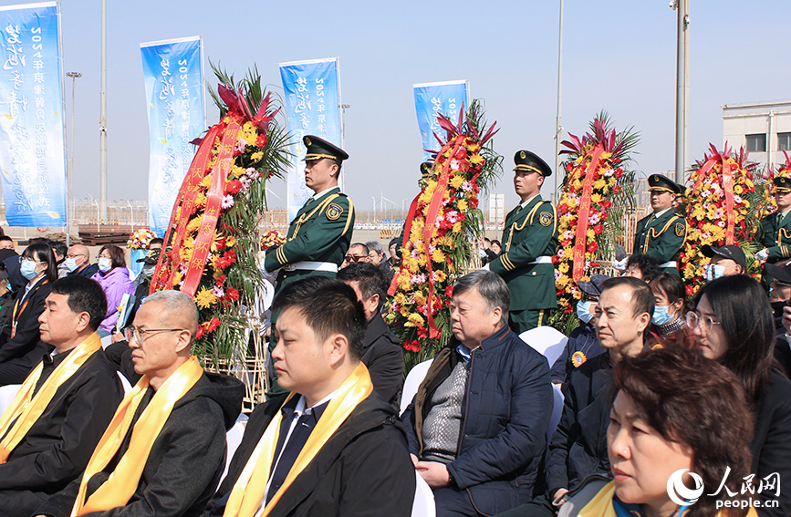 在天津國際郵輪母港碼頭，禮兵神情肅穆，隊(duì)列整齊，向安眠于大海的逝者敬獻(xiàn)花籃。人民網(wǎng)記者 張靜淇攝