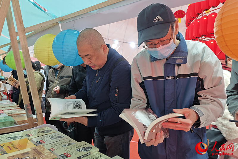 市民挑選書籍。人民網記者 孫一凡攝