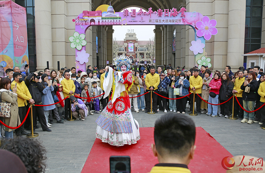 海棠花節(jié)期間，“津韻不倒翁”在民園廣場亮相，現(xiàn)場除了演繹《梨花頌》外，演員還與往來游客進(jìn)行互動。人民網(wǎng)記者 崔新耀攝