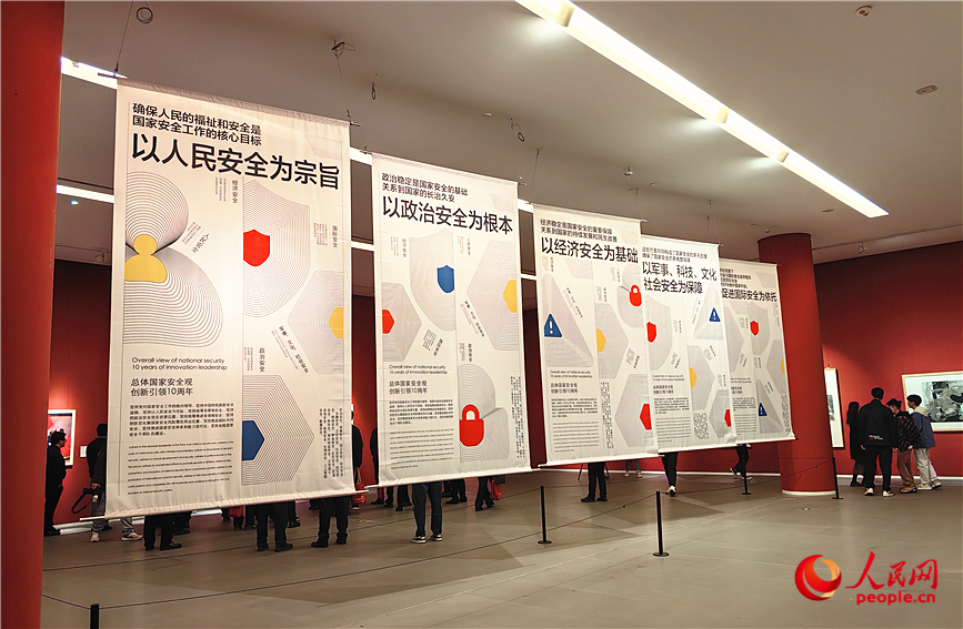 天津市新時代大學(xué)生國家安全主題藝術(shù)作品展開展。人民網(wǎng)記者 李丹攝