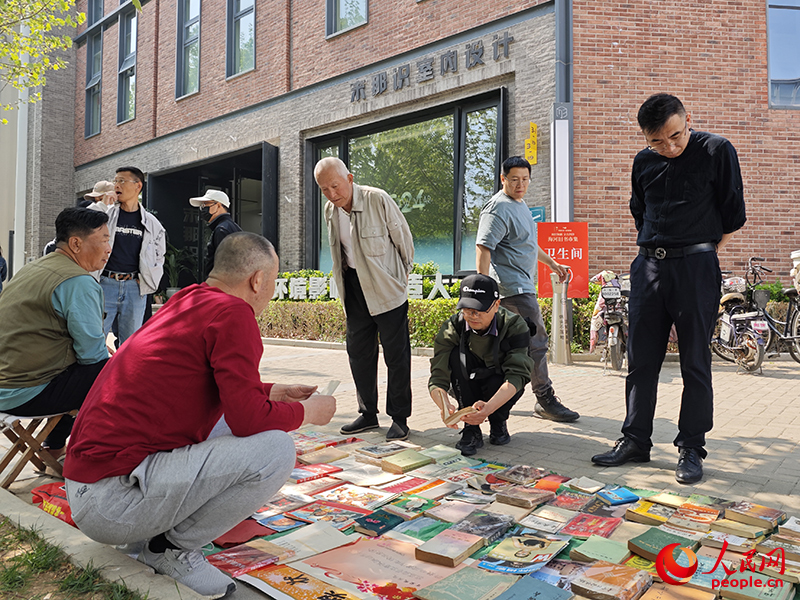 市民在市集上挑選書籍。人民網(wǎng)記者 孫一凡攝