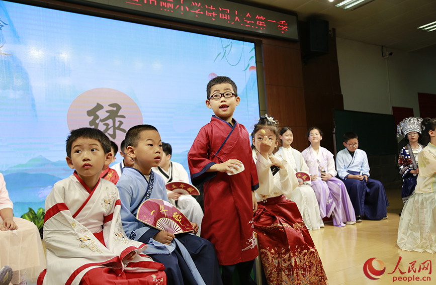 在詩詞“飛花令”環(huán)節(jié)中，田麗小學(xué)各年級(jí)的學(xué)生們踴躍接龍。人民網(wǎng)記者 崔新耀攝