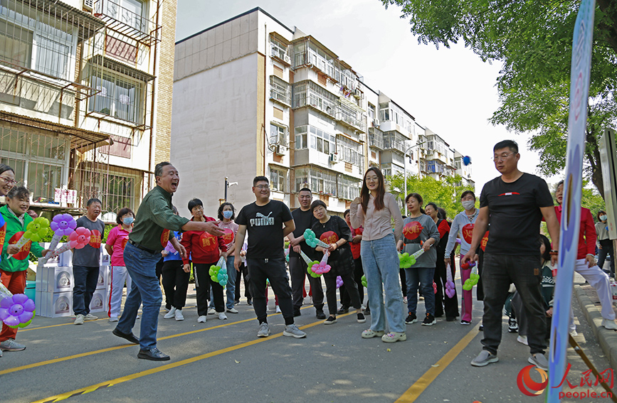 “趣享運動 情暖社區(qū)”趣味運動會現(xiàn)場，居民參加“創(chuàng)意丟沙包”項目。人民網記者 崔新耀攝