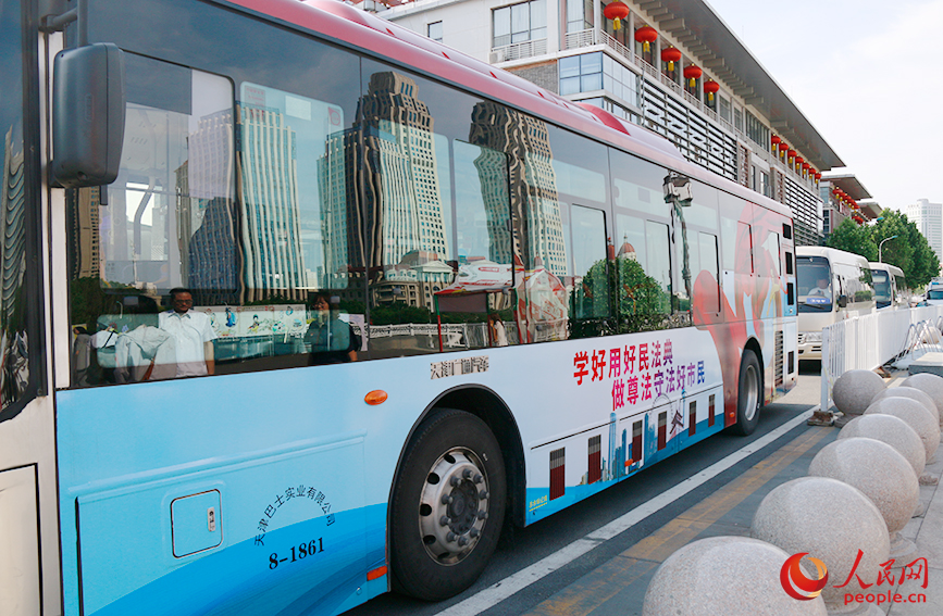 民法典公交在城市的大街小巷和海河沿岸勾畫出一道“移動的法治宣傳風(fēng)景線”。人民網(wǎng)記者 陶建攝