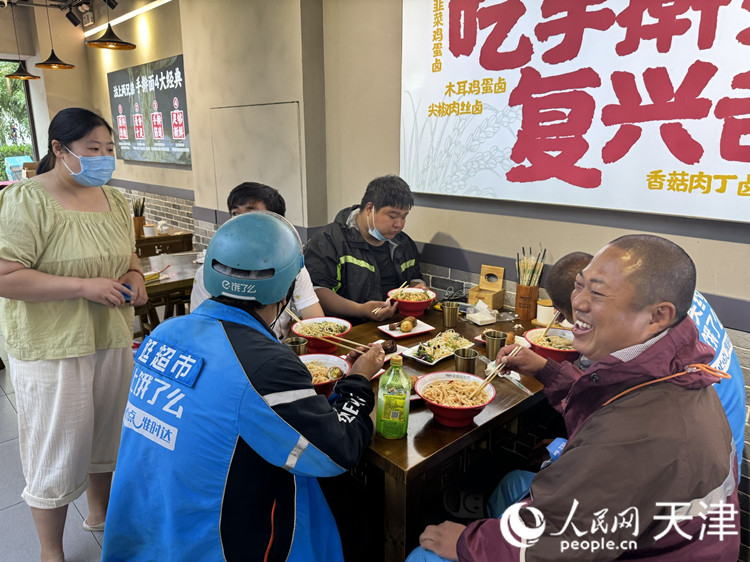 外賣小哥在“七新驛家”新食客專屬餐館用餐。人民網(wǎng)記者 孫翼飛攝