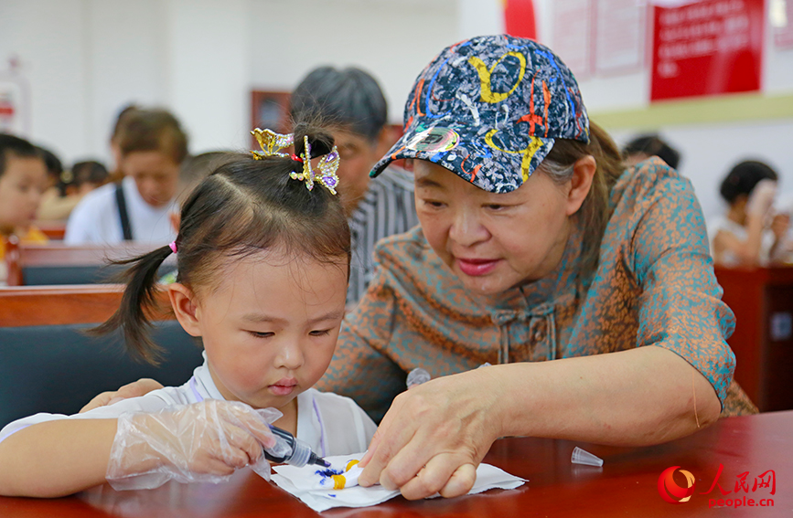 孩子們感受扎染的樂趣。人民網(wǎng)記者 崔新耀攝