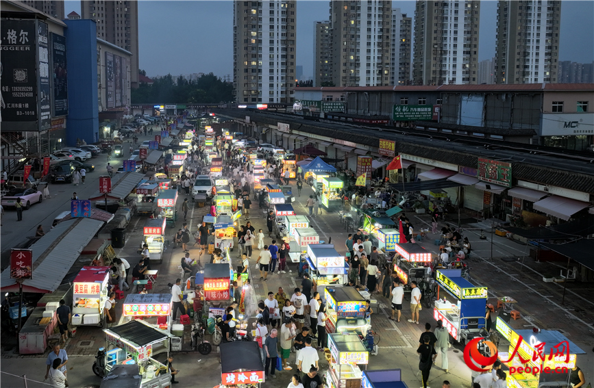 各色小吃車為夜市增添了煙火氣。人民網(wǎng) 楊僧宇攝