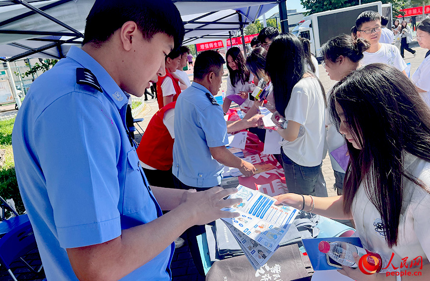 民警為學(xué)生講解網(wǎng)絡(luò)安全知識(shí)。人民網(wǎng)記者 張靜淇攝