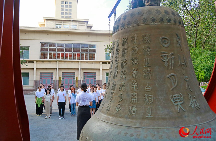 南開大學(xué)校鐘前，青年師生朗誦《為中華之崛起而讀書》。人民網(wǎng)記者 崔新耀攝