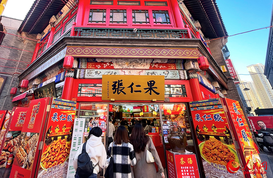 游客走進(jìn)“果仁張”店鋪。人民網(wǎng)記者 唐心怡攝