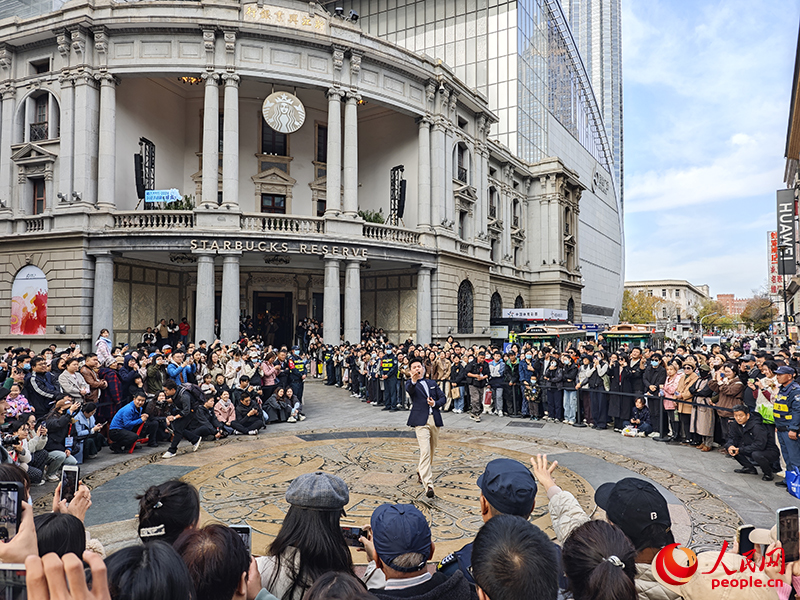 話劇《日出》在金街大銅錢廣場(chǎng)上演。人民網(wǎng)記者 孫一凡攝