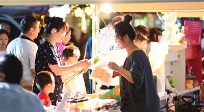 天氣炎熱，多個夜市紛紛登場，逛夜市成為人們消夏休閑的日常“打卡”項目。（記者齊向穎 攝）